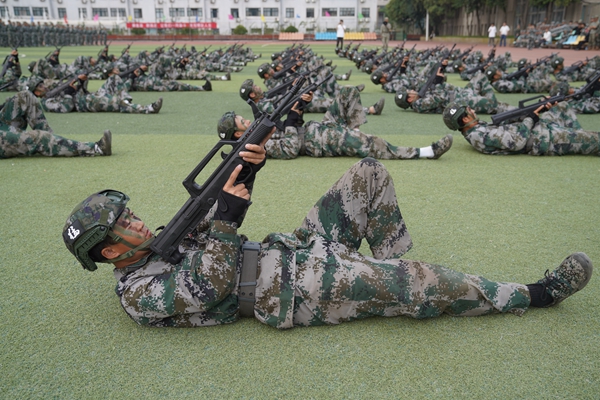 学校举办2024级新生军训汇报暨开学典礼